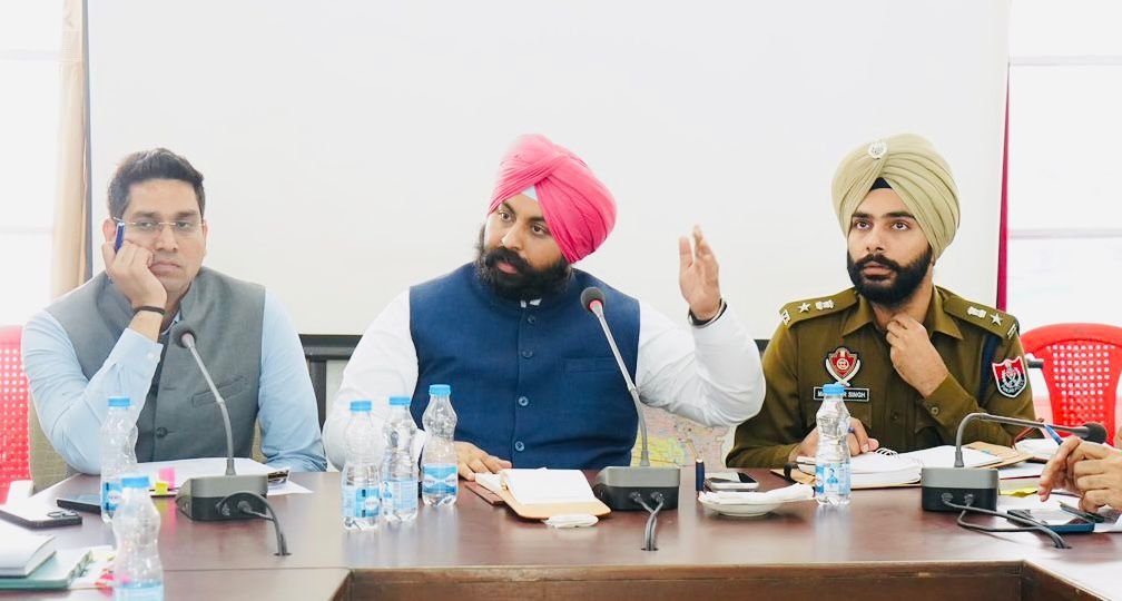Holla Mohalla, Education Minister 
